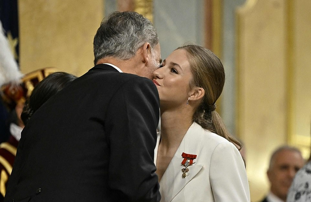"La princesa más bella de Europa" Se convirtió oficialmente en la sucesora al trono de España, radiante de belleza a los 18 años - Foto 6.