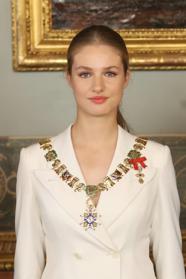 "La princesa más bella de Europa" Se convirtió oficialmente en la sucesora al trono de España, radiante de belleza a los 18 años - Foto 5.