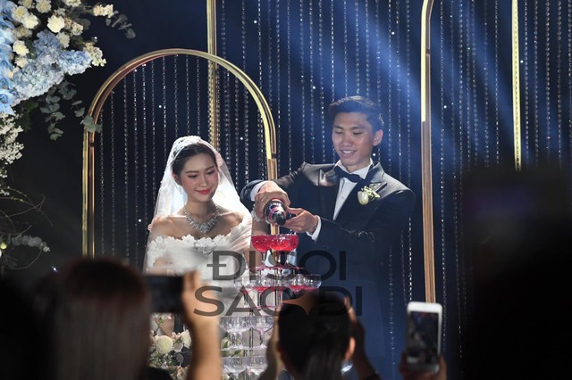 Hot nhất Thái Bình lúc này: Dân làng đổ xô xem đám cưới Đoàn Văn Hậu, visual cô dâu mặc váy cưới sáng bừng - Ảnh 9. Hot nhất Thái Bình lúc này: Dân làng đổ xô xem đám cưới Đoàn Văn Hậu, visual cô dâu mặc váy cưới sáng bừng - Ảnh 9.