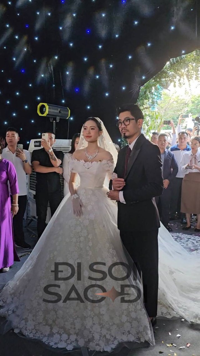 Hot nhất Thái Bình lúc này: Dân làng đổ xô xem đám cưới Đoàn Văn Hậu, visual cô dâu mặc váy cưới sáng bừng - Ảnh 4. Hot nhất Thái Bình lúc này: Dân làng đổ xô xem đám cưới Đoàn Văn Hậu, visual cô dâu mặc váy cưới sáng bừng - Ảnh 4.