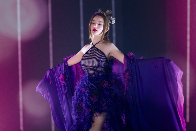 Xuất hiện xinh đẹp ngọt ngào "chị đẹp 100 tỷ" vẫn gây tranh cãi, còn lộ chuyện "chồng đại gia giữ chặt ở nhà"- Ảnh 1. Xuất hiện xinh đẹp ngọt ngào "chị đẹp 100 tỷ" vẫn gây tranh cãi, còn lộ chuyện "chồng đại gia giữ chặt ở nhà"- Ảnh 1.