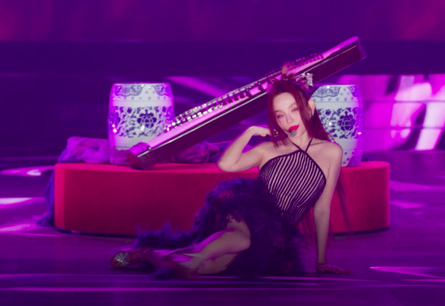 Xuất hiện xinh đẹp ngọt ngào "chị đẹp 100 tỷ" vẫn gây tranh cãi, còn lộ chuyện "chồng đại gia giữ chặt ở nhà"- Ảnh 2. Xuất hiện xinh đẹp ngọt ngào "chị đẹp 100 tỷ" vẫn gây tranh cãi, còn lộ chuyện "chồng đại gia giữ chặt ở nhà"- Ảnh 2.