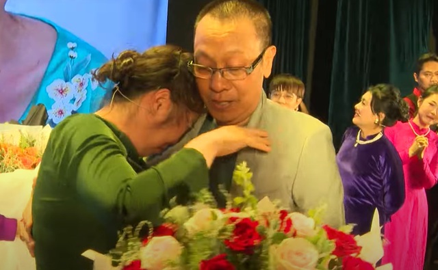 Gặp sự cố ngoài ý muốn, NSND Hồng Vân bật khóc ôm chặt MC Lại Văn Sâm- Ảnh 3.