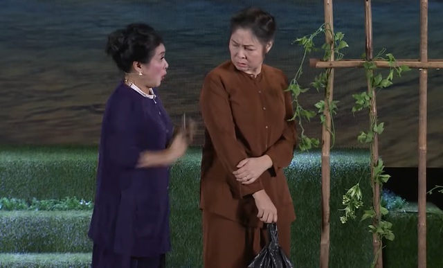 Gặp sự cố ngoài ý muốn, NSND Hồng Vân bật khóc ôm chặt MC Lại Văn Sâm- Ảnh 2.