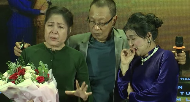 Gặp sự cố ngoài ý muốn, NSND Hồng Vân bật khóc ôm chặt MC Lại Văn Sâm- Ảnh 1.