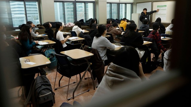 Kỳ thi đại học Hàn Quốc khủng khiếp đến mức nào? Đến Tổng thống cũng phàn nàn, phải cắt bỏ đề thi dài 9 tiếng- Ảnh 4.