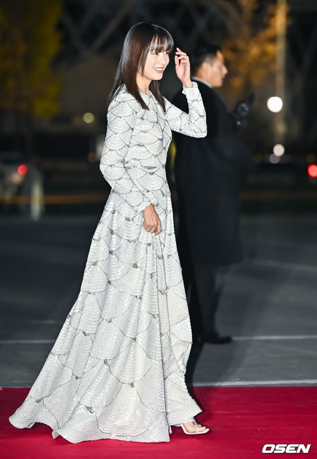 Thảm đỏ "Oscar Hàn Quốc" 2023: Han Hyo Joo khoe lưng trần so kè "ác nữ", nam thần Kang Nam Soon lấn át đồng nghiệp- Ảnh 1.