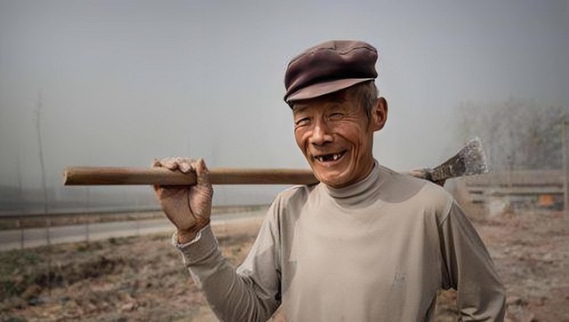 Đốn củi trong rừng, tiều phu đào trúng “kho vàng”, hí hửng ra ngân hàng đổi thì lập tức cảnh sát bắt ngay tại chỗ- Ảnh 1. Đốn củi trong rừng, tiều phu đào trúng “kho vàng”, hí hửng ra ngân hàng đổi thì lập tức cảnh sát bắt ngay tại chỗ- Ảnh 1.