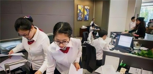 Đốn củi trong rừng, tiều phu đào trúng “kho vàng”, hí hửng ra ngân hàng đổi thì lập tức cảnh sát bắt ngay tại chỗ- Ảnh 3. Đốn củi trong rừng, tiều phu đào trúng “kho vàng”, hí hửng ra ngân hàng đổi thì lập tức cảnh sát bắt ngay tại chỗ- Ảnh 3.