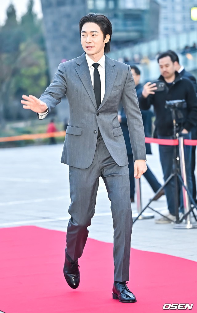 Thảm đỏ "Oscar Hàn Quốc" 2023: Han Hyo Joo khoe lưng trần so kè "ác nữ", nam thần Kang Nam Soon lấn át đồng nghiệp- Ảnh 12.