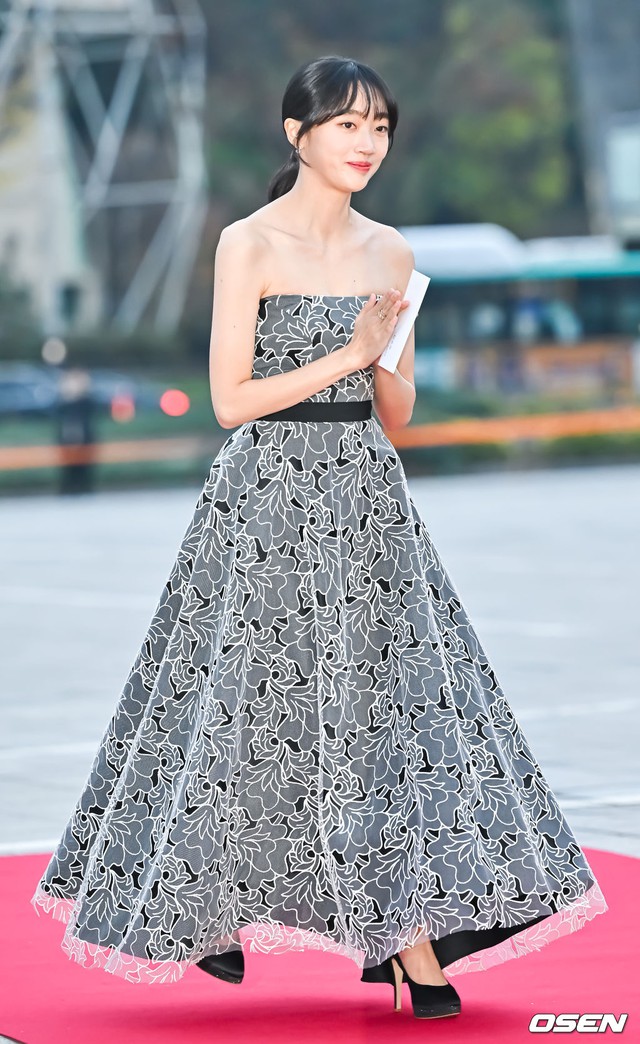 Thảm đỏ "Oscar Hàn Quốc" 2023: Han Hyo Joo khoe lưng trần so kè "ác nữ", nam thần Kang Nam Soon lấn át đồng nghiệp- Ảnh 16.