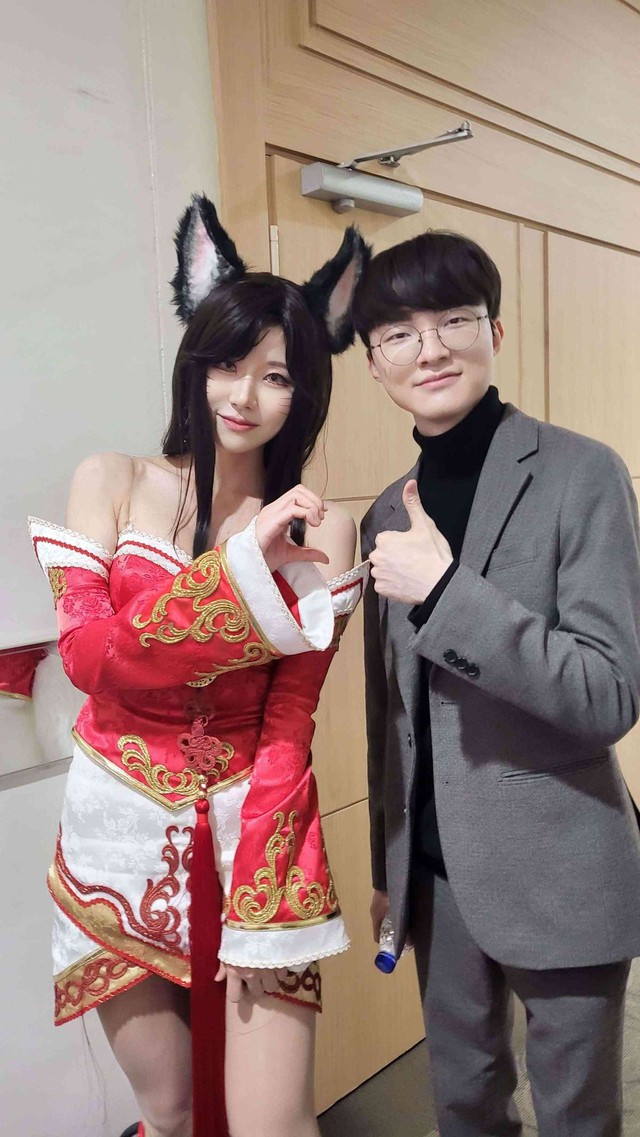 Faker lại "gieo sầu" cho gái xinh, cận cảnh nhan sắc của nữ MC bị "phũ"- Ảnh 1.