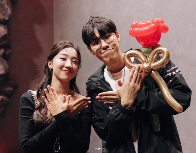 Faker lại "gieo sầu" cho gái xinh, cận cảnh nhan sắc của nữ MC bị "phũ"- Ảnh 3.