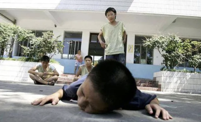 Con than: "Mẹ ơi, con bị bạn cùng lớp đánh" - phản ứng sau đó của cha mẹ cứu rỗi cuộc đời cậu bé- Ảnh 1.