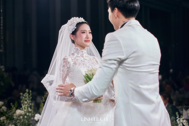 Xúc động khoảnh khắc Đoàn Văn Hậu lau nước mắt cho Doãn Hải My, cả đám cưới luôn dành cho nàng cử chỉ thân mật- Ảnh 6.