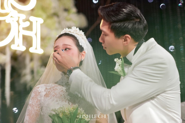 Xúc động khoảnh khắc Đoàn Văn Hậu lau nước mắt cho Doãn Hải My, cả đám cưới luôn dành cho nàng cử chỉ thân mật- Ảnh 4.