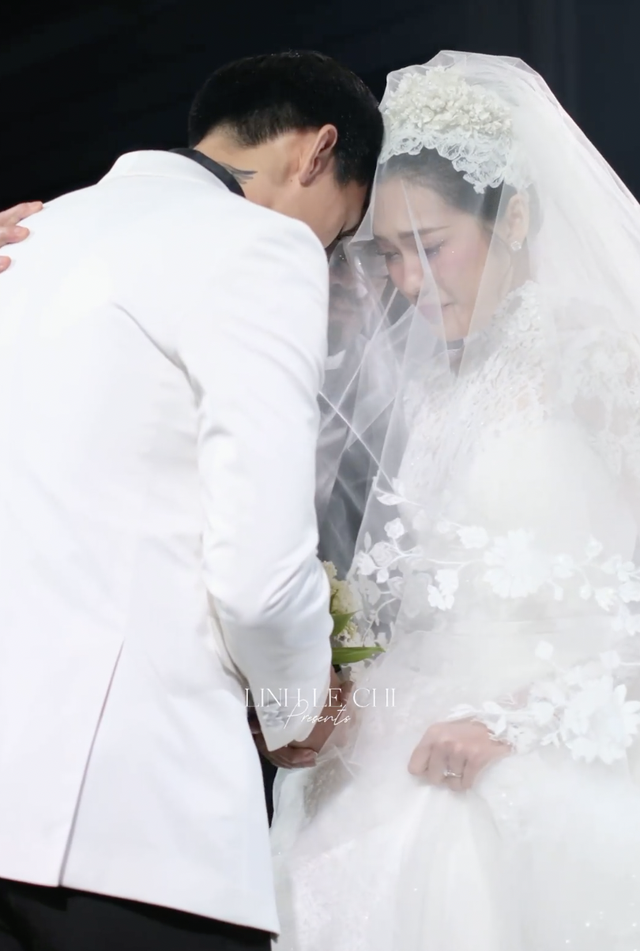 Xúc động khoảnh khắc Đoàn Văn Hậu lau nước mắt cho Doãn Hải My, cả đám cưới luôn dành cho nàng cử chỉ thân mật- Ảnh 8.