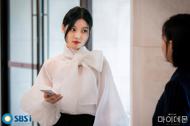 Kim Yoo Jung chính là mỹ nhân mặc đẹp nhất phim Hàn hiện tại, đúng chất tiểu thư sang chảnh mọi khung hình- Ảnh 5.