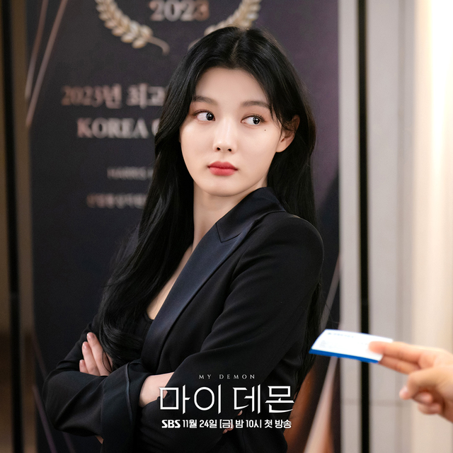 Kim Yoo Jung chính là mỹ nhân mặc đẹp nhất phim Hàn hiện tại, đúng chất tiểu thư sang chảnh mọi khung hình- Ảnh 1.