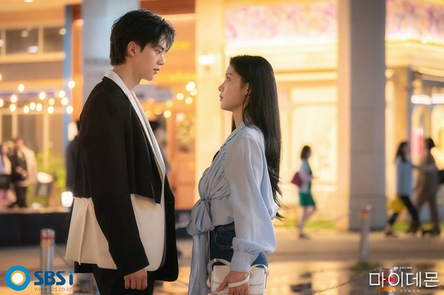 Kim Yoo Jung chính là mỹ nhân mặc đẹp nhất phim Hàn hiện tại, đúng chất tiểu thư sang chảnh mọi khung hình- Ảnh 7.