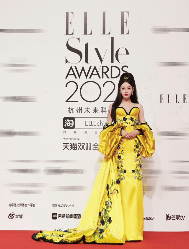 Một Địch Lệ Nhiệt Ba nhưng lại "rất" Phạm Băng Băng trên thảm đỏ ELLE Style Awards 2023 - Ảnh 2. Một Địch Lệ Nhiệt Ba nhưng lại "rất" Phạm Băng Băng trên thảm đỏ ELLE Style Awards 2023 - Ảnh 2.