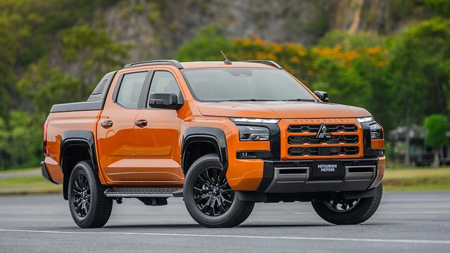 Mitsubishi Triton 2024 sắp có động cơ mới tiết kiệm xăng, có thể cắm sạc và chạy giống xe điện - Ảnh 1.