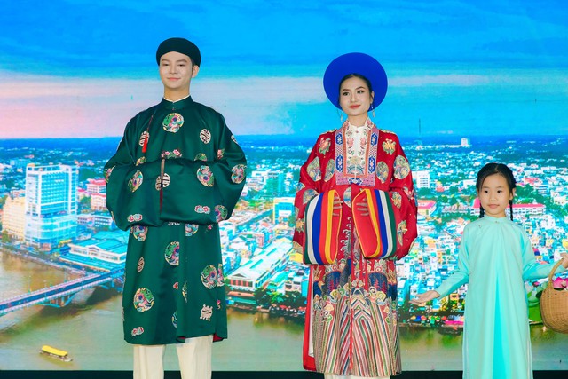Nguyễn Thanh Hà chia sẻ về màn catwalk đặc biệt nhất trong nhiệm kỳ hoa hậu - Ảnh 4. Nguyễn Thanh Hà chia sẻ về màn catwalk đặc biệt nhất trong nhiệm kỳ hoa hậu - Ảnh 4.