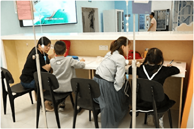 Bức ảnh ở bệnh viện nhi khiến dân mạng bàng hoàng: Một nhóm trẻ con đang làm bài tập trong khi được truyền dịch - Ảnh 4.
