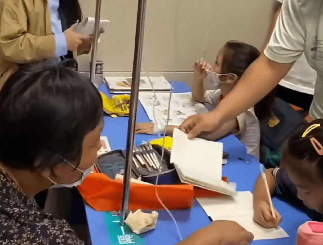 Bức ảnh ở bệnh viện nhi khiến dân mạng bàng hoàng: Một nhóm trẻ con đang làm bài tập trong khi được truyền dịch - Ảnh 5.