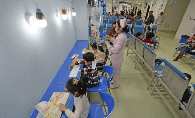 Bức ảnh ở bệnh viện nhi khiến dân mạng bàng hoàng: Một nhóm trẻ con đang làm bài tập trong khi được truyền dịch - Ảnh 6.