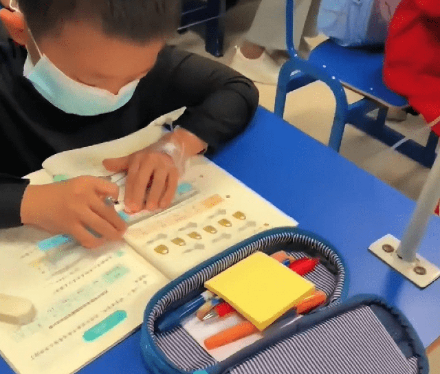 Bức ảnh ở bệnh viện nhi khiến dân mạng bàng hoàng: Một nhóm trẻ con đang làm bài tập trong khi được truyền dịch - Ảnh 3.