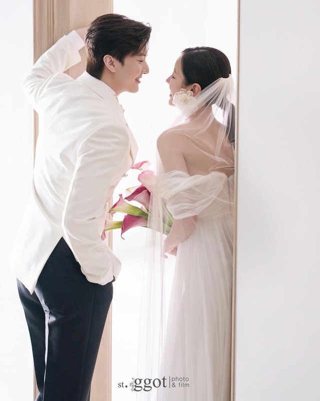 Trọn bộ ảnh cưới đẹp như phim của em trai Dara và nữ idol kém 3 tuổi, đến cả mỹ nhân 2NE1 cũng u mê  - Ảnh 5.