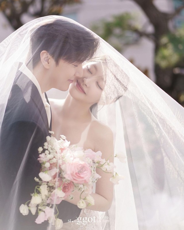 Trọn bộ ảnh cưới đẹp như phim của em trai Dara và nữ idol kém 3 tuổi, đến cả mỹ nhân 2NE1 cũng u mê  - Ảnh 7.