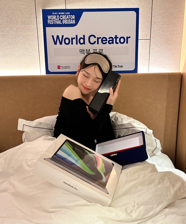 Rũ bỏ hình tượng hot girl &quot;lè lưỡi&quot;, gái xinh TikTok được vinh danh tại giải thưởng quốc tế - Ảnh 3.