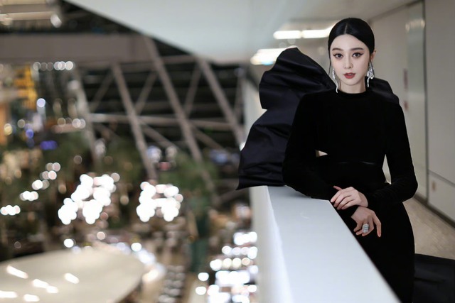 Phạm Băng Băng bị vây kín ở sự kiện, thần thái sang chảnh và cách hành xử chuyên nghiệp chuẩn sao hạng A- Ảnh 6.