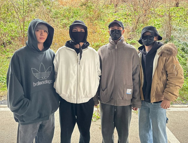 RM - V (BTS) chính thức nhập ngũ: Cả BTS tái hợp đi tiễn, Jin ra dáng anh cả nhưng không quên "flex" chức vụ- Ảnh 5.
