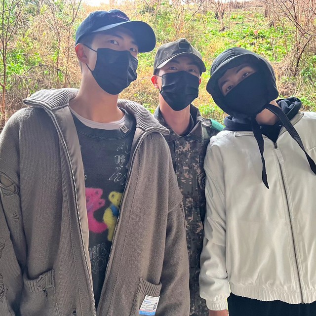 RM - V (BTS) chính thức nhập ngũ: Cả BTS tái hợp đi tiễn, Jin ra dáng anh cả nhưng không quên "flex" chức vụ- Ảnh 4.