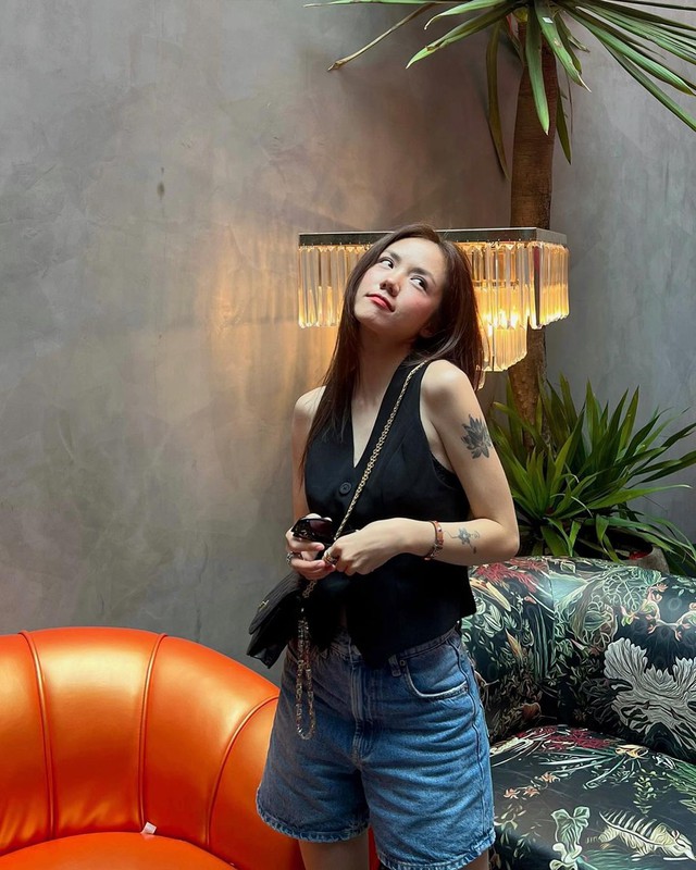 ''Vợ quốc dân'' Phương Ly: U35 vẫn xinh đẹp mơn mởn, thêm gu thời trang sành điệu càng giúp "hack tuổi" trẻ trung- Ảnh 4. ''Vợ quốc dân'' Phương Ly: U35 vẫn xinh đẹp mơn mởn, thêm gu thời trang sành điệu càng giúp "hack tuổi" trẻ trung- Ảnh 4.