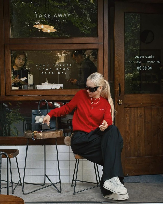 ''Vợ quốc dân'' Phương Ly: U35 vẫn xinh đẹp mơn mởn, thêm gu thời trang sành điệu càng giúp "hack tuổi" trẻ trung- Ảnh 1. ''Vợ quốc dân'' Phương Ly: U35 vẫn xinh đẹp mơn mởn, thêm gu thời trang sành điệu càng giúp "hack tuổi" trẻ trung- Ảnh 1.