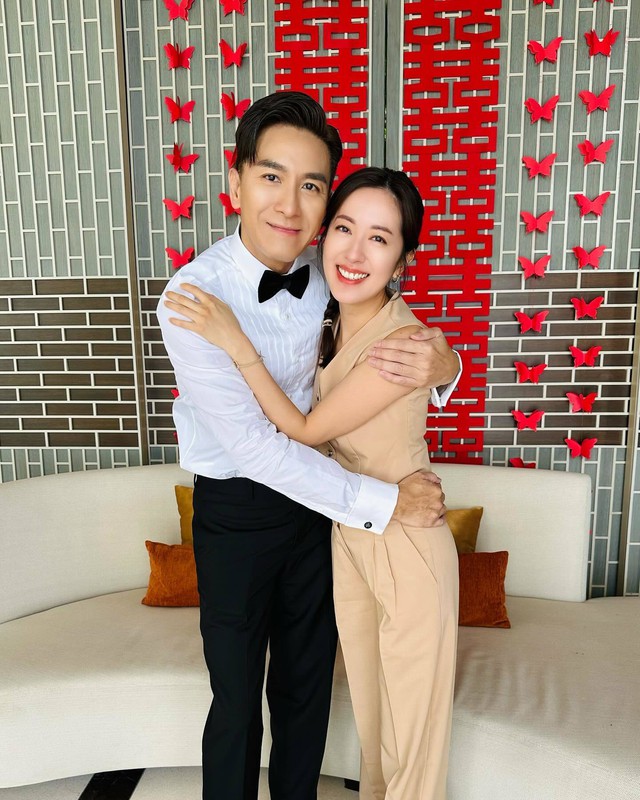 Mã Quốc Minh "khóa môi" bà xã cực ngọt trong hôn lễ, dàn sao TVB rơi nước mắt vì hạnh phúc cho chú rể- Ảnh 12.