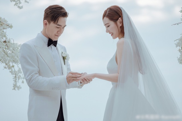 Mã Quốc Minh "khóa môi" bà xã cực ngọt trong hôn lễ, dàn sao TVB rơi nước mắt vì hạnh phúc cho chú rể- Ảnh 1.
