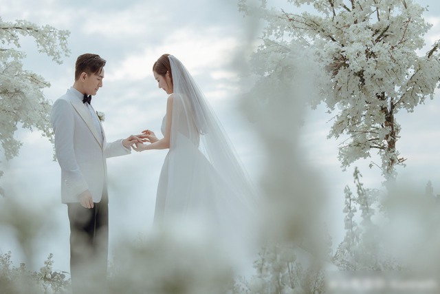 Mã Quốc Minh "khóa môi" bà xã cực ngọt trong hôn lễ, dàn sao TVB rơi nước mắt vì hạnh phúc cho chú rể- Ảnh 2.