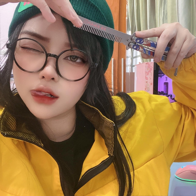 Vào vai Ahri, gái xinh bùng nổ tương tác, danh tính tưởng xa lạ hoá ra "Thánh nữ cosplay"- Ảnh 5.