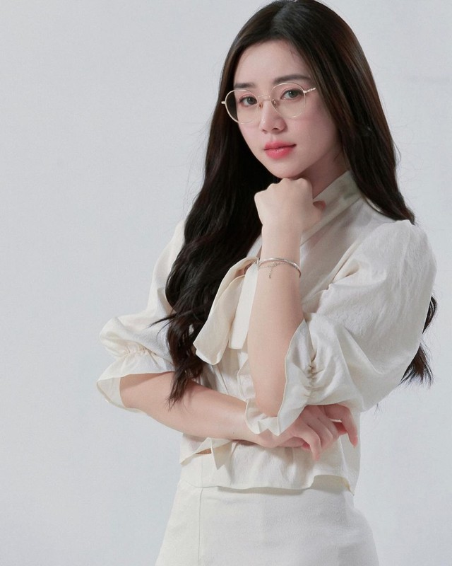 Style đi làm của ''cô giáo Nguyệt'' Quỳnh Kool: Đơn giản nhưng thanh lịch, đặc biệt yêu thích 2 item- Ảnh 2.
