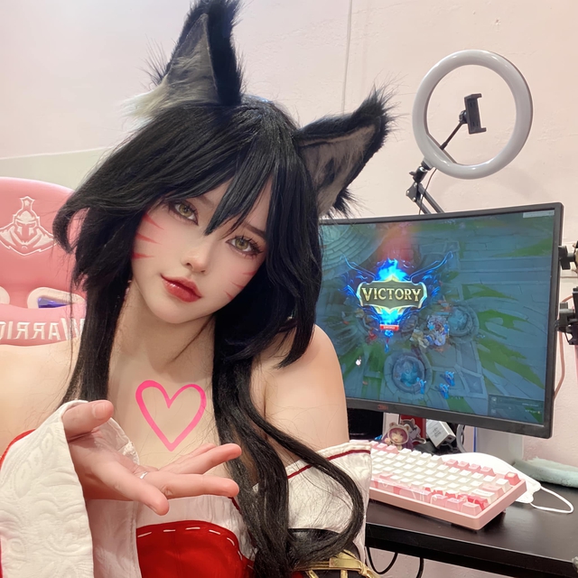 Vào vai Ahri, gái xinh bùng nổ tương tác, danh tính tưởng xa lạ hoá ra "Thánh nữ cosplay"- Ảnh 9.
