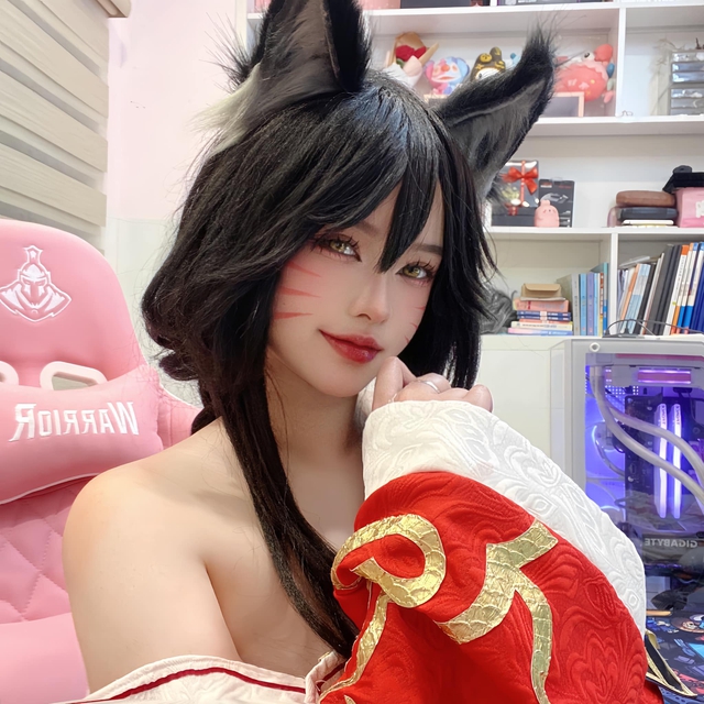 Vào vai Ahri, gái xinh bùng nổ tương tác, danh tính tưởng xa lạ hoá ra "Thánh nữ cosplay"- Ảnh 6.