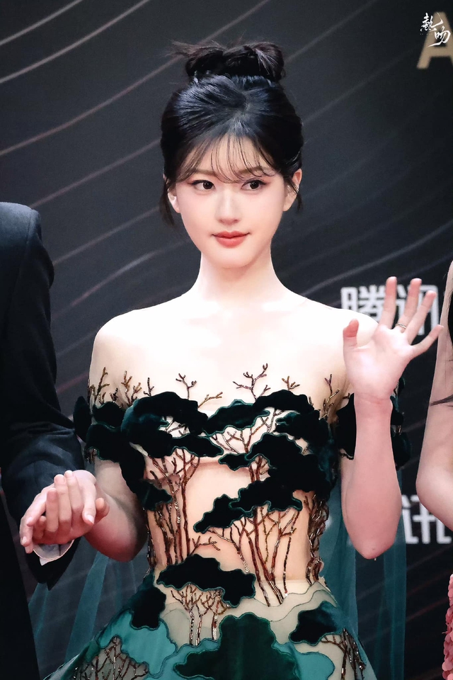 Thảm đỏ "hot" nhất Cbiz hôm nay: "Thời Yến" Vương Hạc Đệ tình tứ bên một cô gái, Vương Nhất Bác để mặt mộc?- Ảnh 5.
