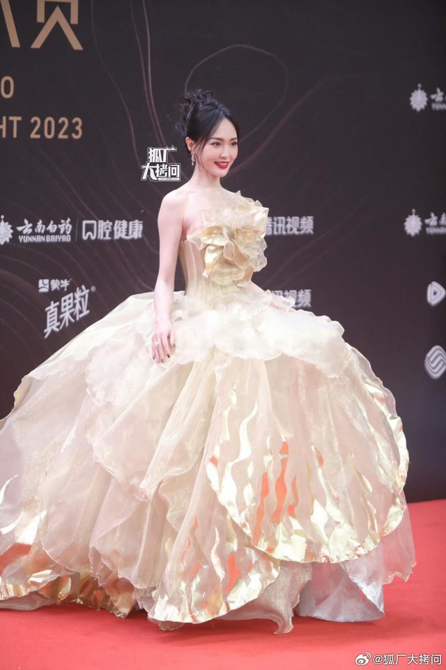 Thảm đỏ "hot" nhất Cbiz hôm nay: "Thời Yến" Vương Hạc Đệ tình tứ bên một cô gái, Vương Nhất Bác để mặt mộc?- Ảnh 6.