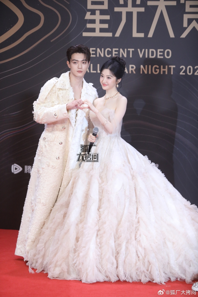 Thảm đỏ "hot" nhất Cbiz hôm nay: "Thời Yến" Vương Hạc Đệ tình tứ bên một cô gái, Vương Nhất Bác để mặt mộc?- Ảnh 8.