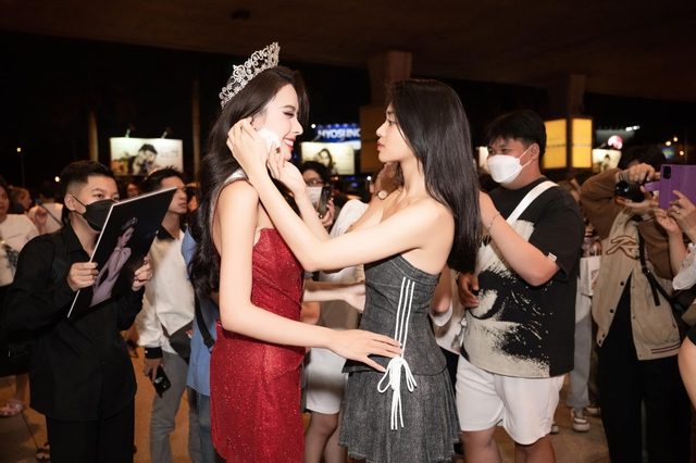 Ngọc Hằng về nước sau thành tích Á hậu 2 Miss Intercontinental 2023, Minh Kiên ra đón và gây chú ý vì điều này- Ảnh 4.